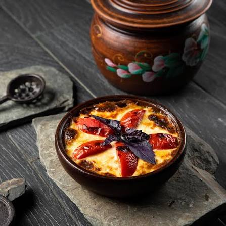 Madam Bovari (mal əti, toyuq filesi, suluquni pendiri, göbələk, soğan, gürcü ədviyyatları) 